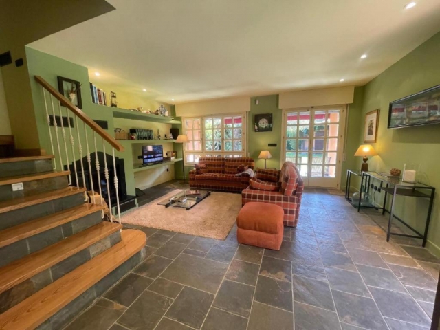 Sala amplia con escaleras