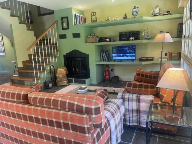 Sala amplia con su chimenea