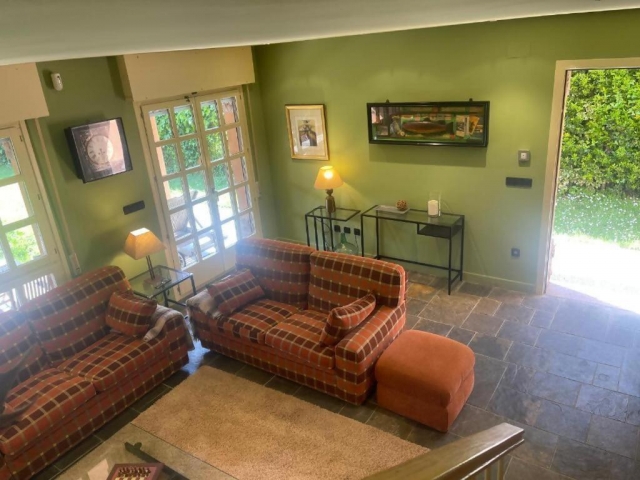 Sala de estar y salida