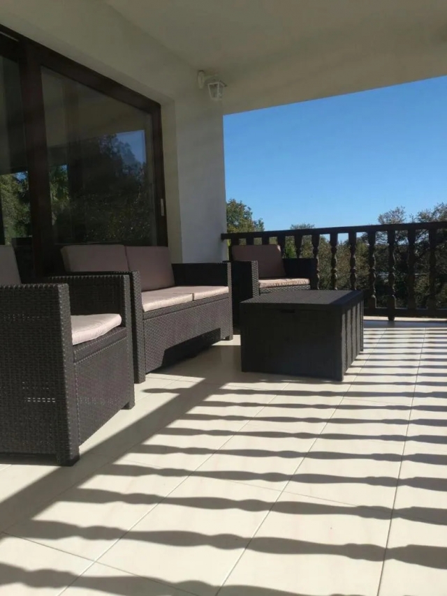 Amplio porche con sillones