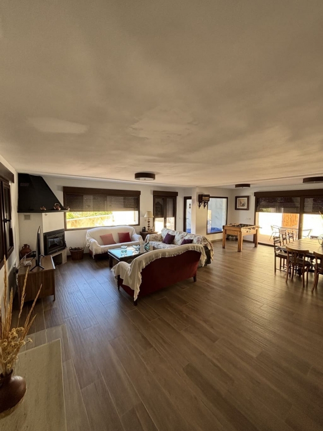 Sala amplia con chimenea 