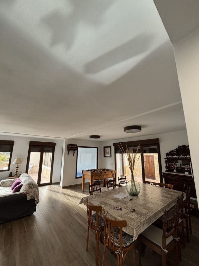 Sala amplia con juegos