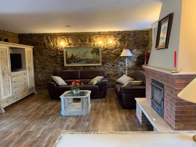 Sala amplia con chimenea