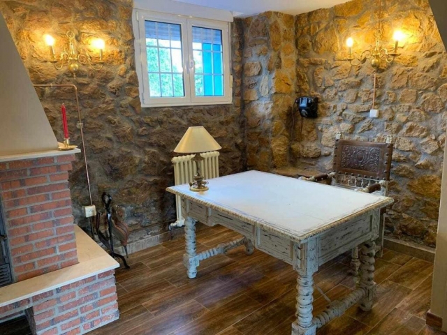 Sala de estar con mesa