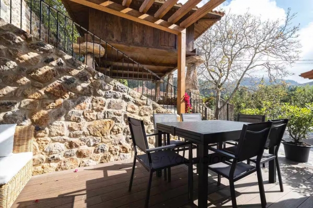 Amplia terraza con mesa