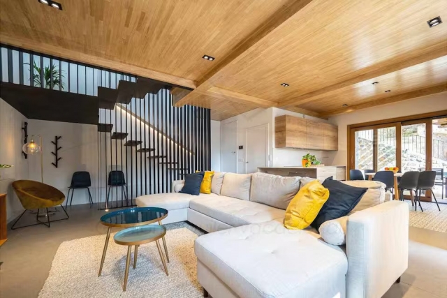 Sala amplia con sofa 