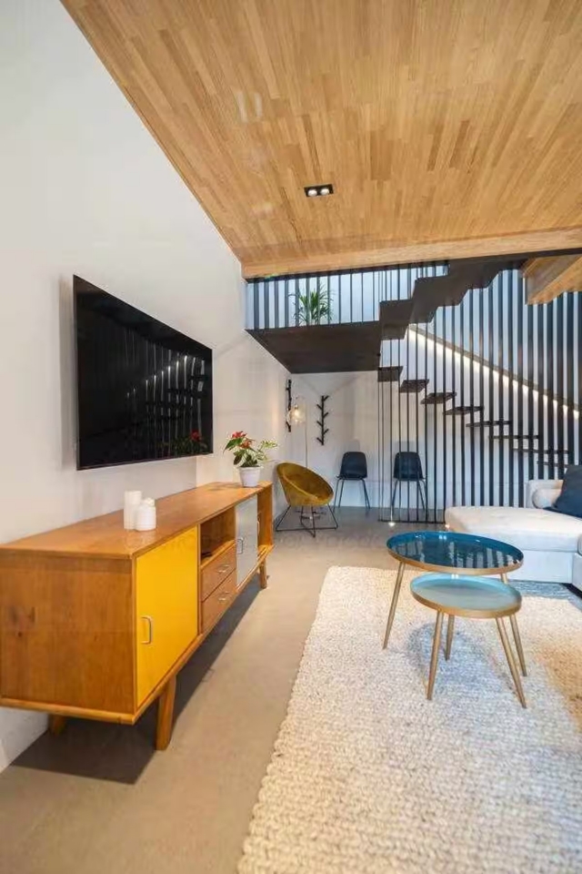 Sala amplia con tele 