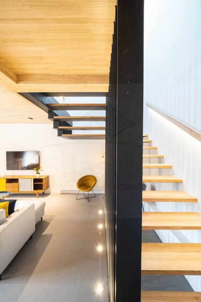 Sala de estar y escaleras