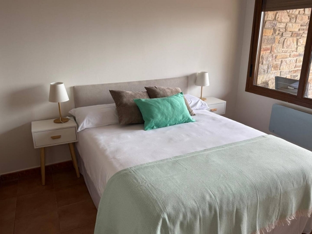 Dormitorio amplio con cama