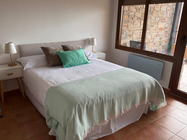 Dormitorio amplio con cama