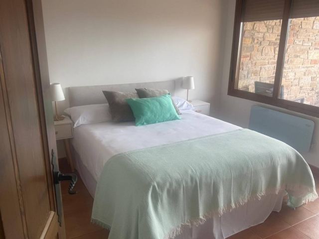 Dormitorio amplio y salida 