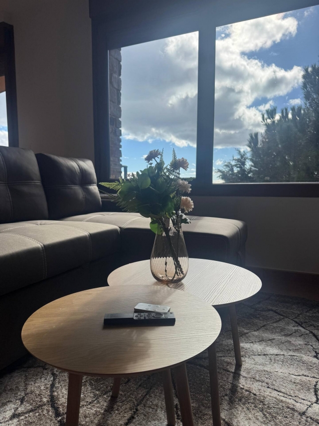 Sala amplia con mesa