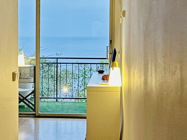 Sala de estar con una tele