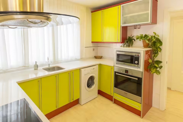 Cocina amplia con ventanal