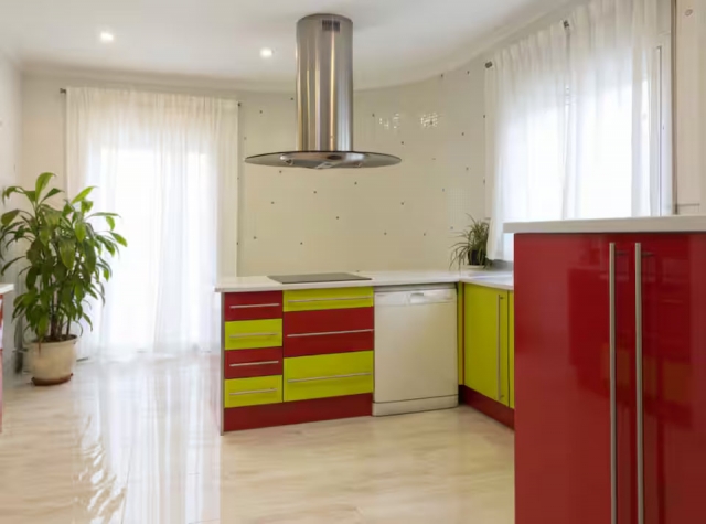 Cocina amplia y colorida