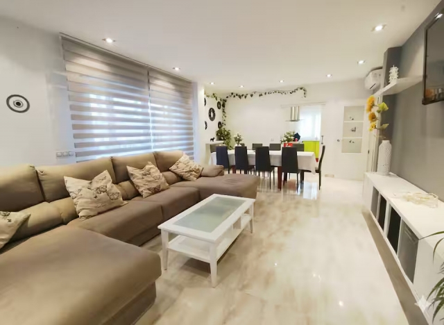 Sala amplia con mesa 