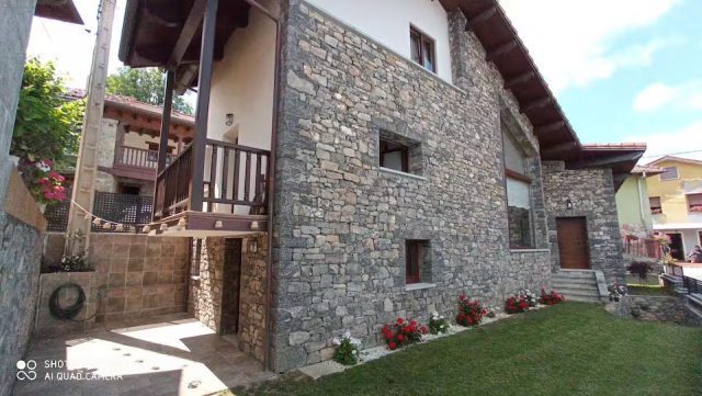 Amplia fachada de la casa