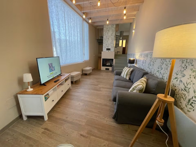 Sala amplia con chimenea 