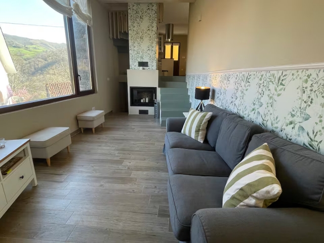 Sala amplia con escaleras