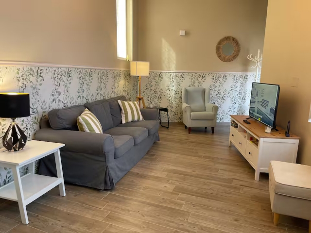 Sala amplia con sillones