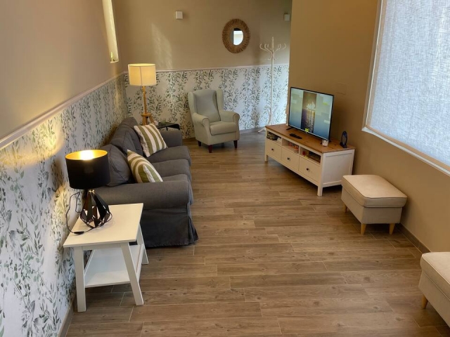 Sala amplia con sofas y tele