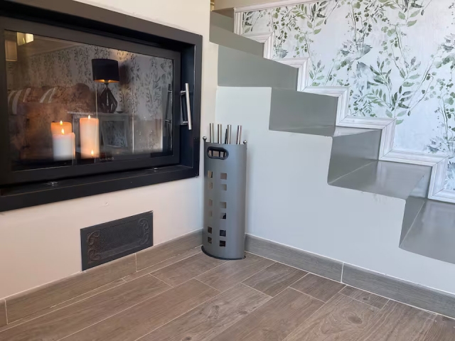 Sala amplia y chimenea