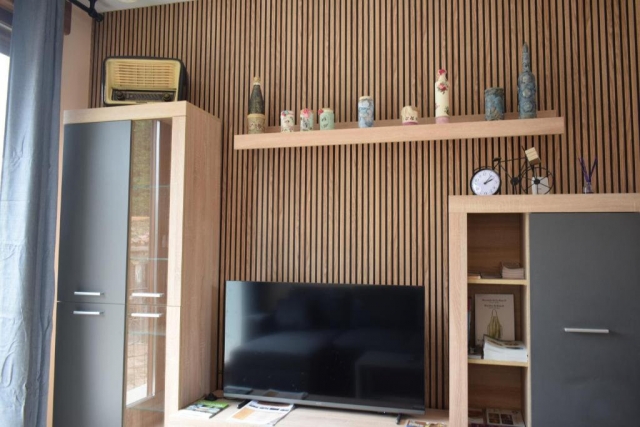 Sala amplia con tele y vistas