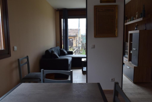 Sala de estar con mesa