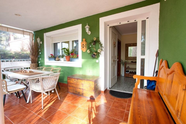 Amplio porche con mesa