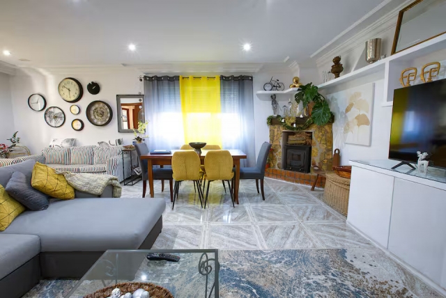 Sala amplia con chimenea 