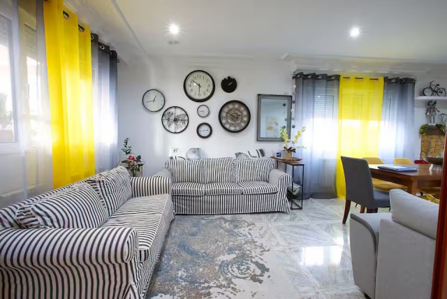 Sala amplia con sillones 