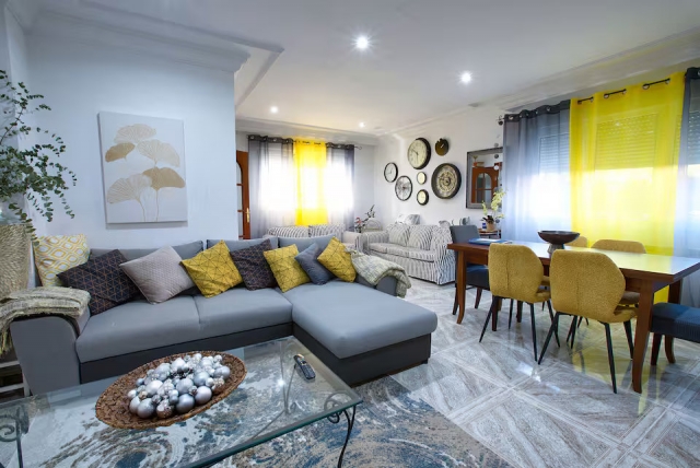 Sala amplia con sillones