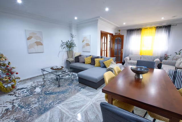 Sala amplia con sofa 