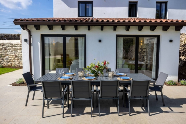 Amplio porche con mesa 