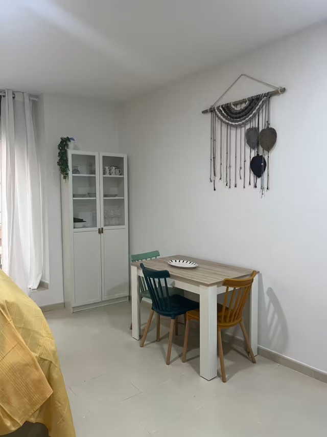 Sala de estar con mesa