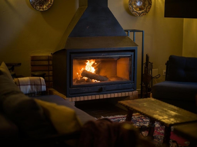 Sala amplia con chimenea 