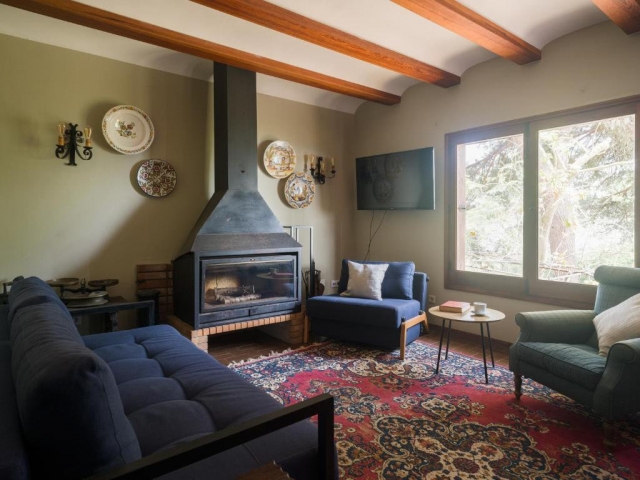 Sala amplia con chimenea 