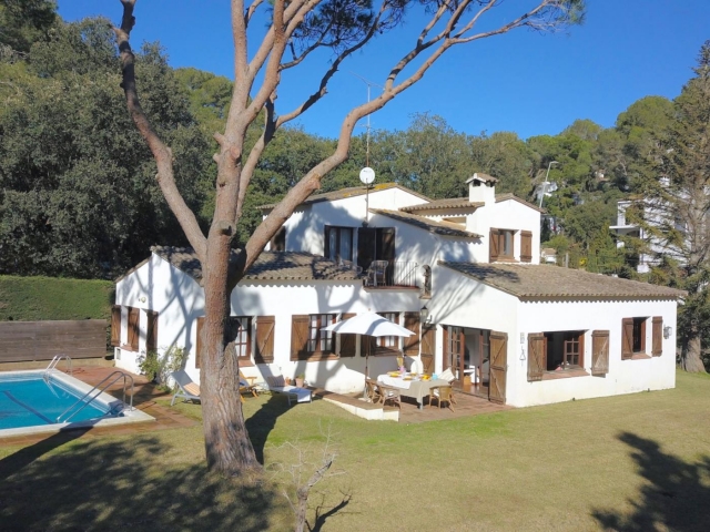 Acceso a la casa y la piscina