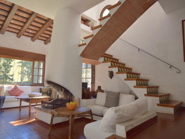 Sala amplia con chimenea