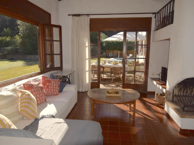 Sala amplia con chimenea 