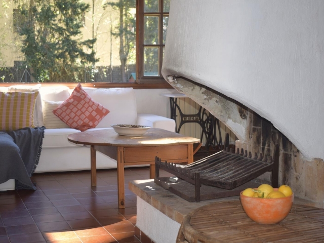 Sala amplia con la chimenea