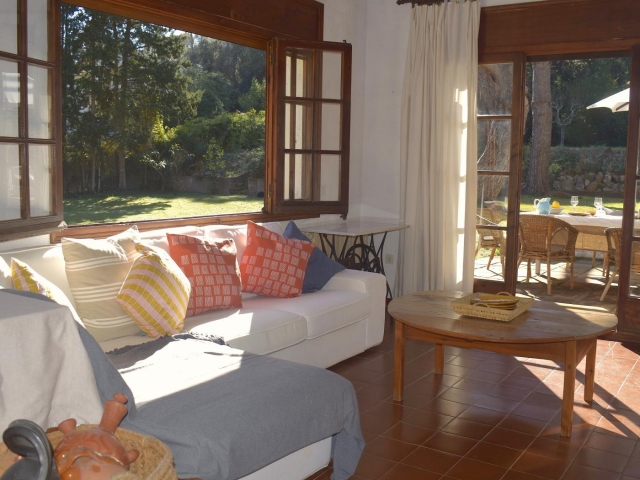 Sala amplia con sillones