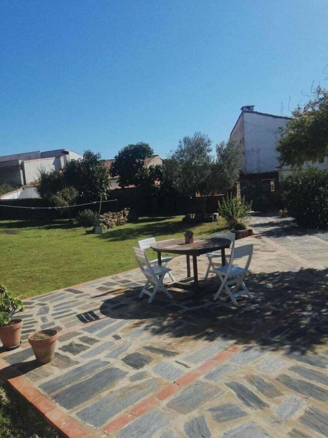 Amplio patio con mesa