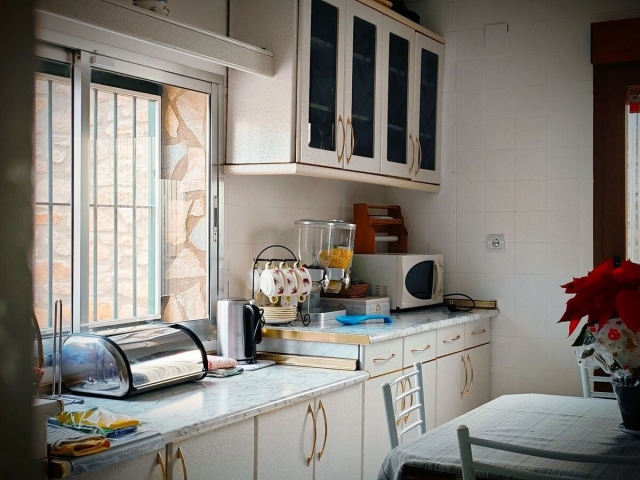 Cocina amplia con mesa 