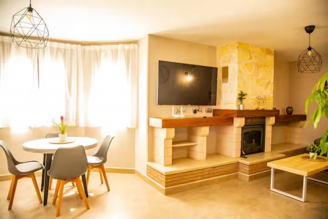 Sala amplia con chimenea 