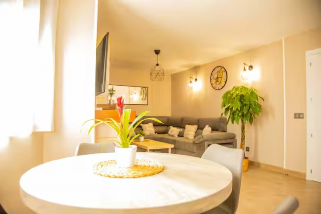 Sala amplia con una mesa 