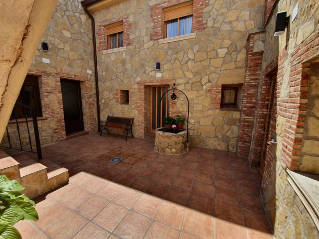 Acceso a la casa con pozo