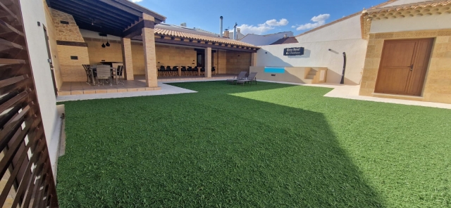 Amplio jardin con piscina