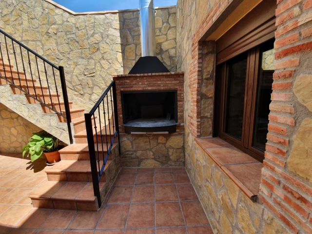 Amplio patio con barbacoa