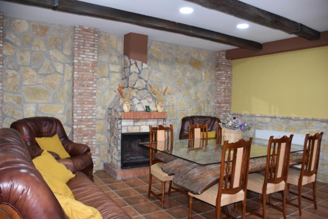 Sala amplia con chimenea
